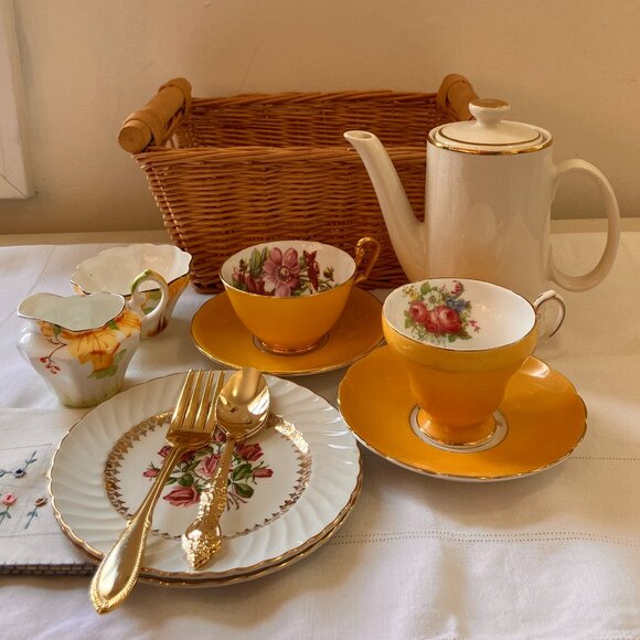 Vintage Tea for Two Hamper Set -Teapot, Teacups & Saucers, Cream & Sugar, Plates - Picture 2 of 11